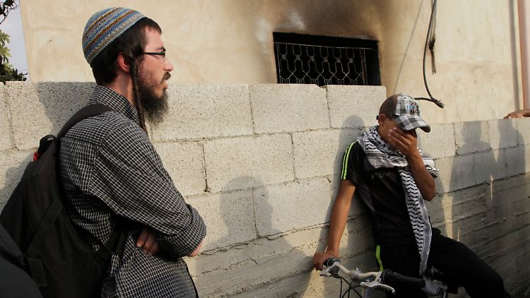 Viele Menschen trauern vor dem Haus der Familie, auch israelische Friedensaktivisten.