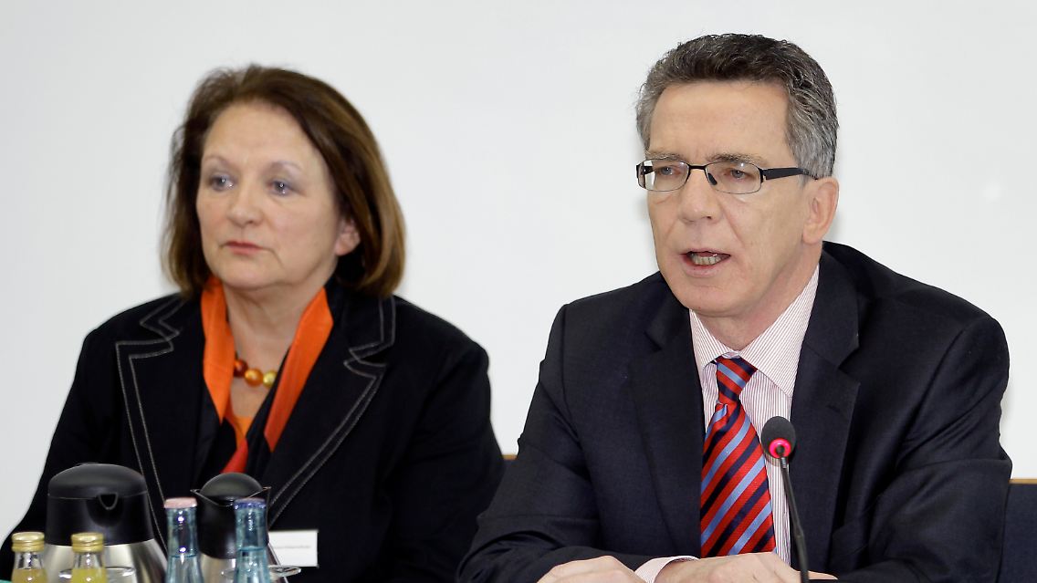 Justizministerin Sabine Leutheusser-Schnarrenberger (FDP) und Innenminister Thomas de Maizière - zwei Parteien, zwei Ansichten.