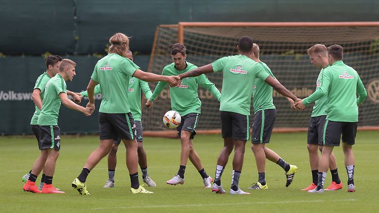 Die Bremer Spieler machen es im Training vor: Friedlich macht Fußball noch mehr Spaß.