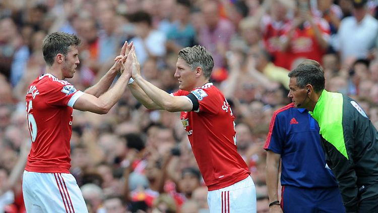 Schweinsteiger klatscht Michael Carrick (l.) ab und gibt damit seinen Einstand in der Premier League.