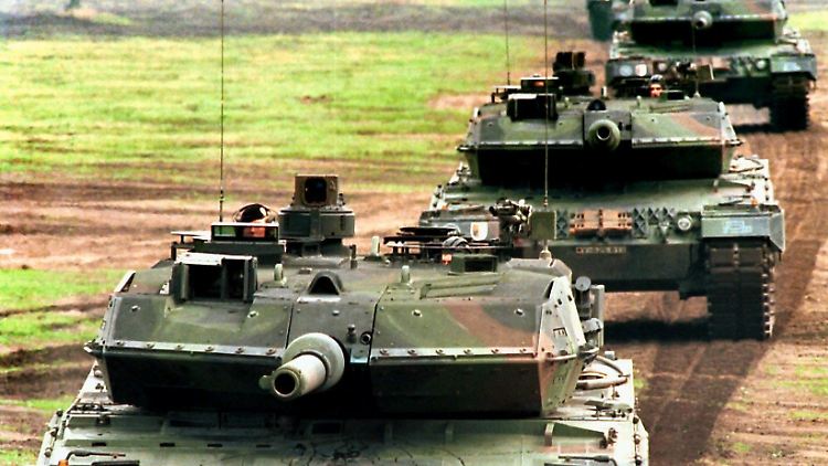 Kampfpanzer des Typs Leopard-2A5 fahren in Kolonne durch ein Übungsgebiet der Bundeswehr.