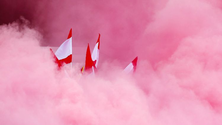 Auch Rauchbomben halfen den Fans des 1. FC Union Berlin nicht: Der Zweitligist verliert in der ersten Runde des DFB-Pokals.