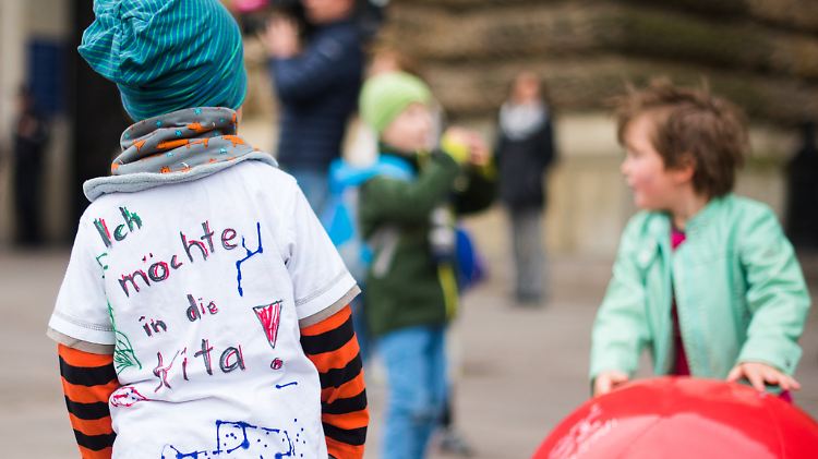 Unter anderem die Erzieher hatten wochenlang gestreikt. Viele Eltern nahmen ihre Kinder zu Protestaktionen mit.