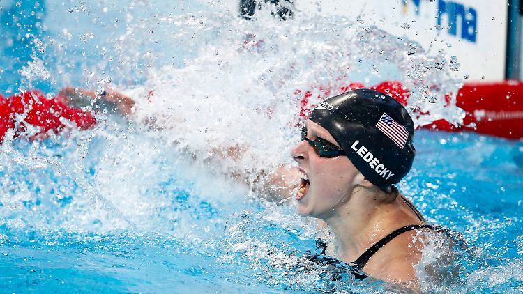 Ledecky gewinnt die 800 Meter Freistil - und stellt einen neuen Rekord auf.