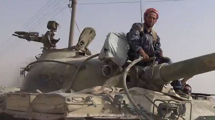 Auf Facebook präsentieren sich IS-Kämpfer mit einem von syrischen Truppen eroberten Panzer.