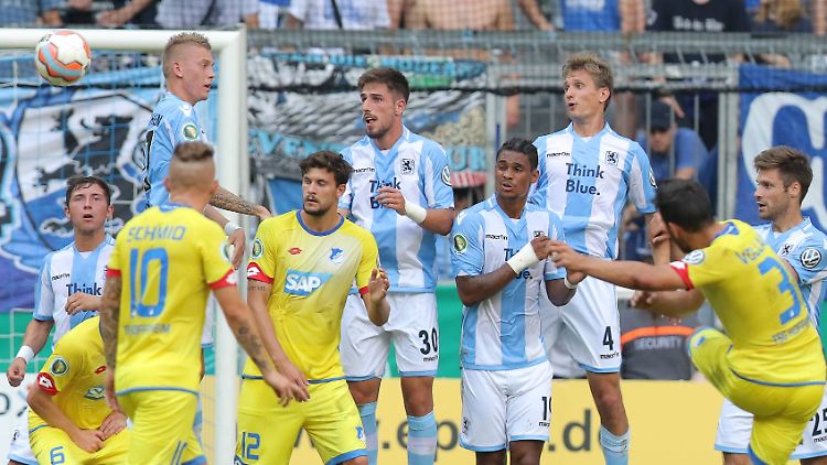 Freistoßschütze Volland überwindet die Mauer, aber trifft nicht ins Tor.