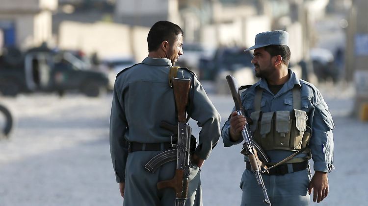 Afghanische Sicherheitskräfte bewachen die Nato-Basis in Kabul, die in der Nacht angegriffen wurde.