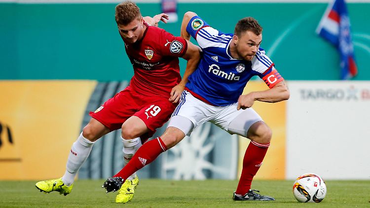 Kiel (Marlon Krause, r.) erwies sich als schwerer Gegner für den VfB, hier vertreten durch Timo Werner.