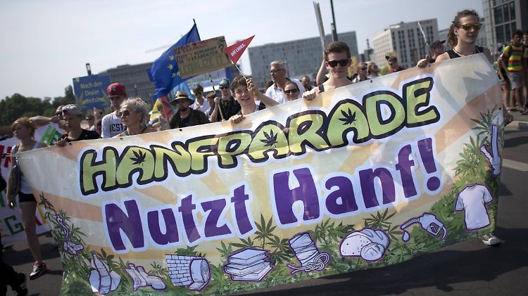 Die Hanfparade findet bereits zum 19. Mal statt. Dieses Jahr zählte man etwa 8000 Besucher.