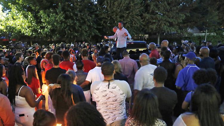 Freunde und Verwandte des Toten bei einem Gedenkgottesdienst vor einer Kirche in Arlington.