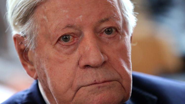 Offenbar geht es Helmut Schmidt so schlecht, dass er mit dem Rauchen aufgehört hat. 