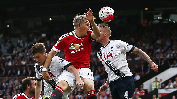 Voller Einsatz zum Ligadebüt mit Manchester United: Bastian Schweinsteiger im Zweikampf mit Tottenhams Toby Alderwe.