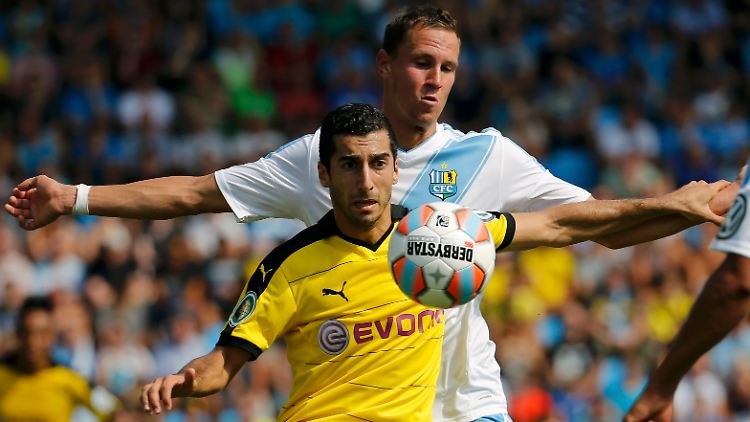 Der Dortmunder Henrikh Mkhitaryan wird vom Chemnitzer Tim Danneberg bedrängt.