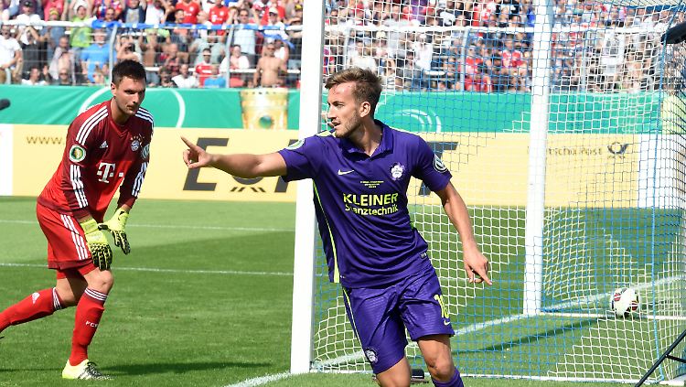 Der Nöttinger Niklas Hecht-Zirpel (r.) dreht nach seinem Treffer zum 1:1 ab.