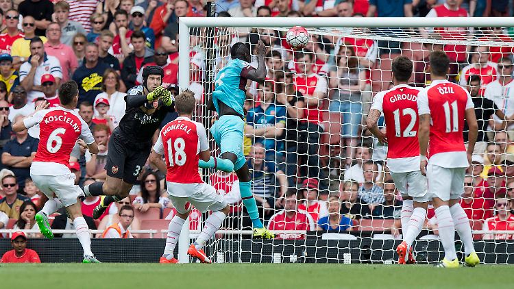 Cheikhou Kouyate (in Blau) schoss das erste Tor, Torwart Cech patzte.