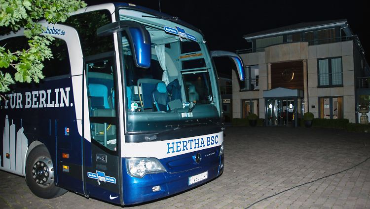 Der Bus wird auf dem Weg vom Hotel zum Stadion von der Polizei eskortiert.