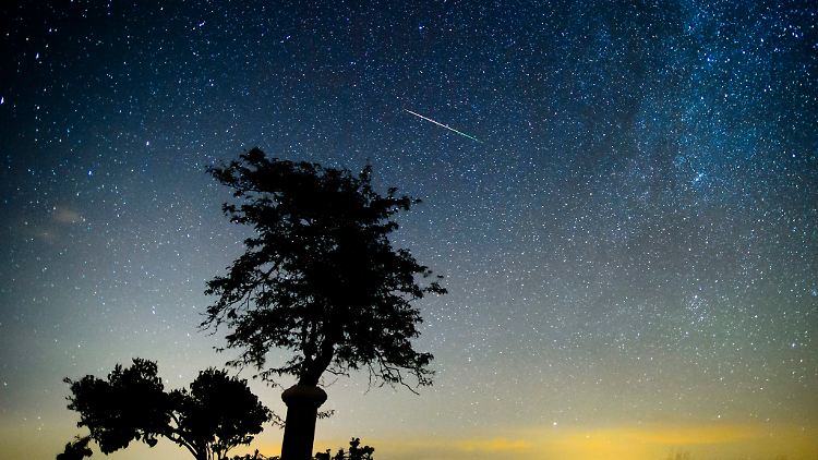 Eine von vielen Sternschnuppen, die derzeit am Himmel funkeln. Will man die Perseiden in ihrer aktivsten Phase beobachten, muss man allerdings lange aufbleiben oder sehr früh aufstehen.