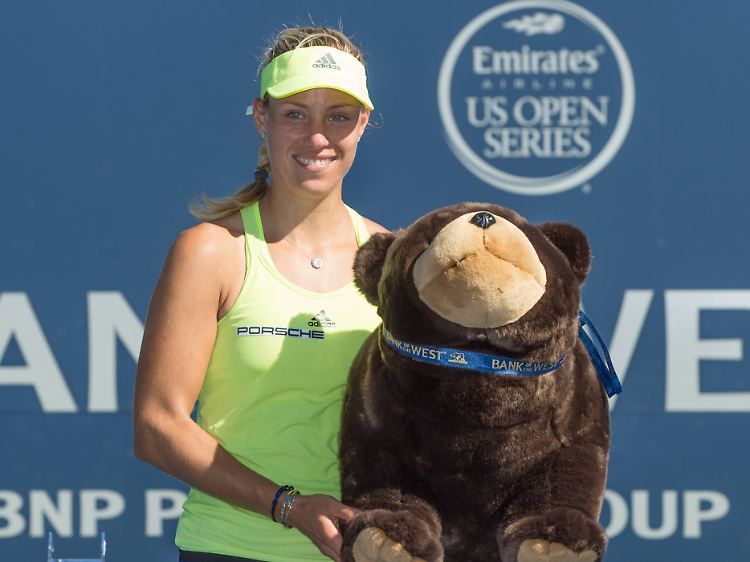 Bei der Siegerehrung in Stanford wollte Angelique Kerber den Grizzlybären gar nicht mehr hergeben.