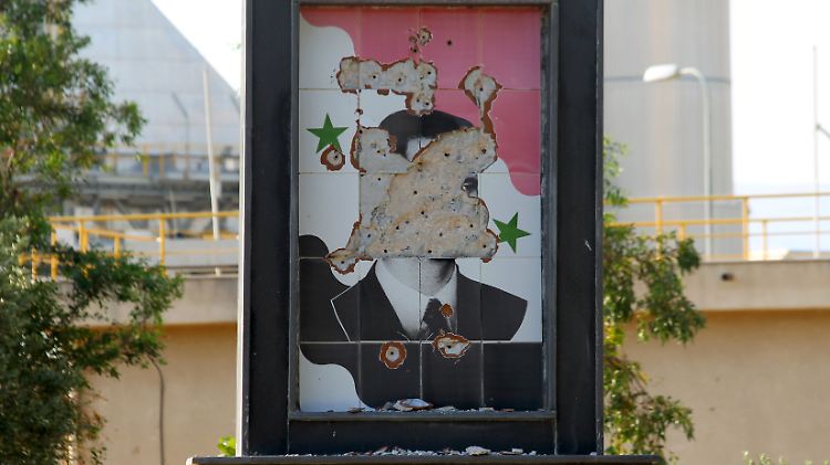 Ein zerschossenes Poster mit dem Porträt von Baschar al-Assad in der syrischen Provinz Hama, wo Milizen die Macht übernommen haben.