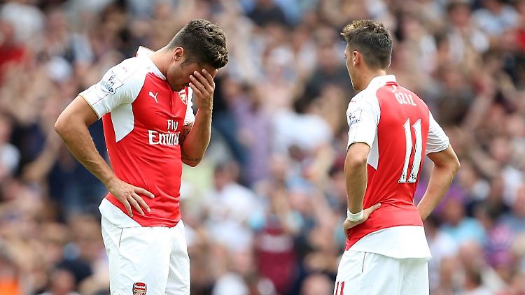 Ratlose Gesichter bei Mesut Özil und seinen Teamkollegen vom FC Arsenal: der Saisonstart läuft gründlich schief.