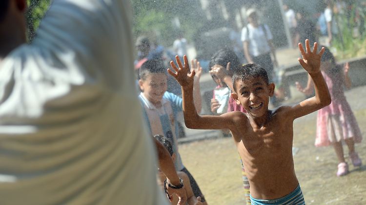 Am vergangenen Freitag vor dem Berliner Landesamt für Gesundheit und Soziales: Die Flüchtlinge mussten im Freien campieren, konnten sich aber immerhin abkühlen.