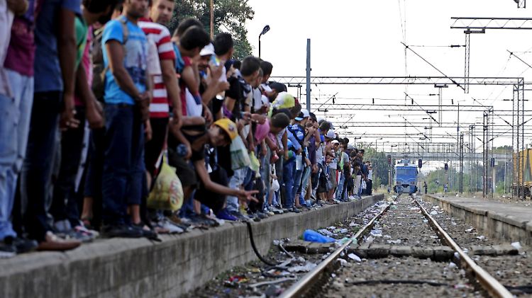 Flüchtlinge warten am Bahnsteig des Bahnhofs im mazedonischen Gevgelia.
