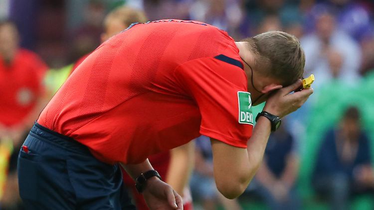 Referee Martin Petersen muss das Spiel abbrechen.