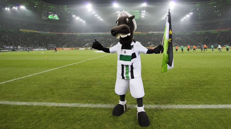 Maskottchen Jünter freut sich auf die neue Saison. Die Verantwortlichen um Sportdirektor Eberl und Coach Favre formulieren allerdings sehr defensive Ziele.