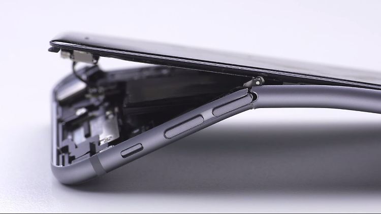Unter starkem Druck kann das iPhone 6 Plus an den Lautstärkereglern knicken.
