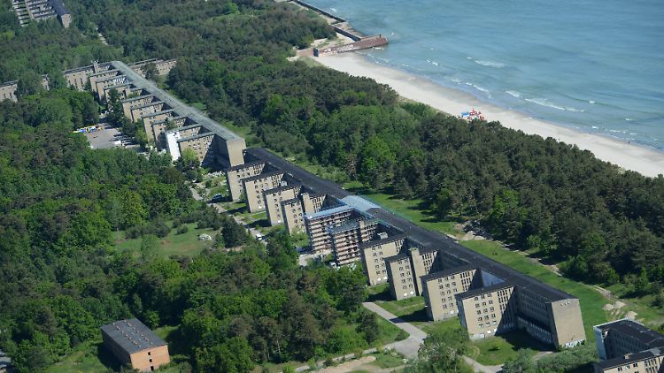 Der Ort Prora ist vor allem wegen der auffälligen ehemaligen Nazi-Gebäude bekannt, die nun komplett saniert werden.
