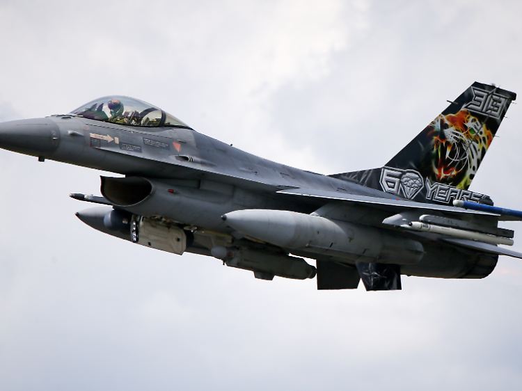 Die F-16 ist das aktuell meist verbreitete Kampfflugzeug der Welt. Knapp 2300 Maschinen sind weltweit im Einsatz.