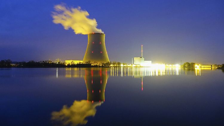 Atomkraftwerk Ohu bei Landshut bei Nacht.