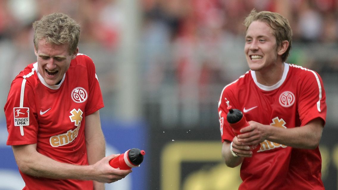 So feiert der Spitzenreiter: Die Mainzer Andre Schürrle, links, und Lewis Holtby nach dem Sieg gegen Köln.