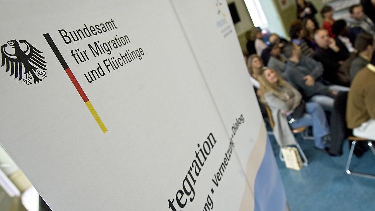 Bei Facebook rät das BAMF auf Albanisch und Serbisch von der Asylsuche in Deutschland ab.