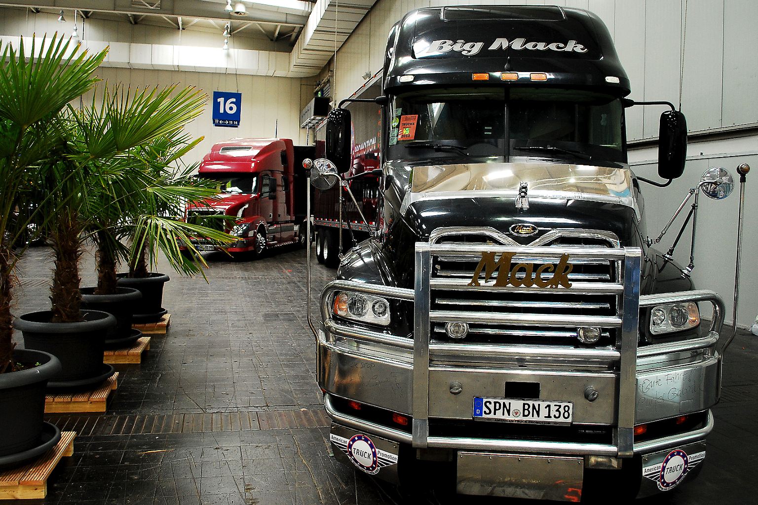 So spektakulär wie diese Trucks sehen Lkws in Europa nicht aus. 