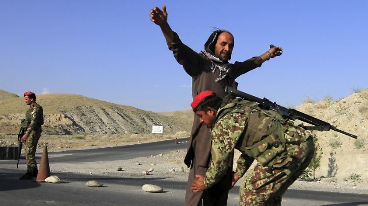 Straßenkontrolle bei Dschalalabad. Der IS beansprucht Gebiete in Afghanistan - und ausgerechnet die Taliban fürchten sich vor den Dschihadisten.
