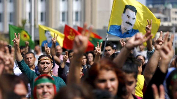 In vielen europäischen Städten demonstrieren Kurden gegen die Angriffe der türkischen Regierung auf die PKK.