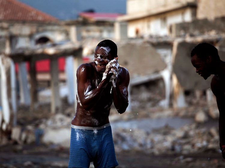 Provisorisches Leben: Auch ein dreiviertel Jahr nach dem Erdbeben ist Haiti in weiten Teilen noch zerstört.