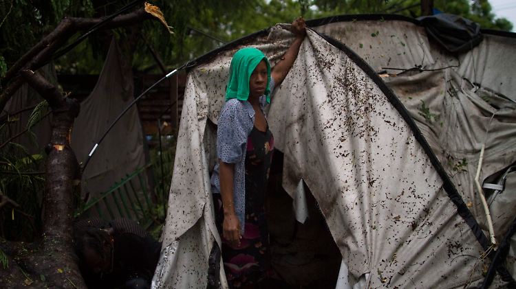 In den provisorischen Zeltlagern auf Haiti sind die Menschen nur schlecht gegen die Unwetter geschützt.