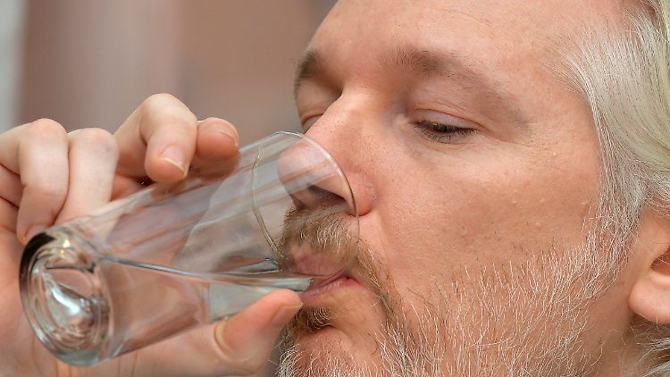 Die Liste der Vorwürfe wird kürzer: Wikileaks-Aktivist Julian Assange bei einem der mittlerweile raren öffentlichen Auftritte in der ecuadorianische Botschaft in London (Archivbild).