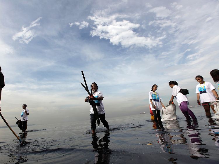 Freiwillige sammeln am Strand der phillippinischen Hauptstadt Manila Müll ein, den das Meer angespült hat.