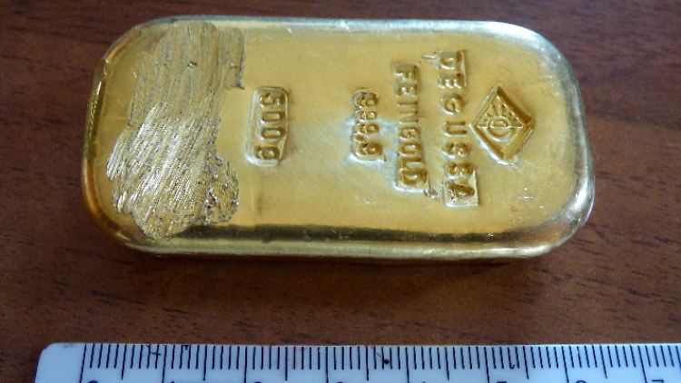 Ein kleines, kompaktes Vermögen: Diesen Goldbarren findet eine 16-jährige beim Schwimmen im Königssee.