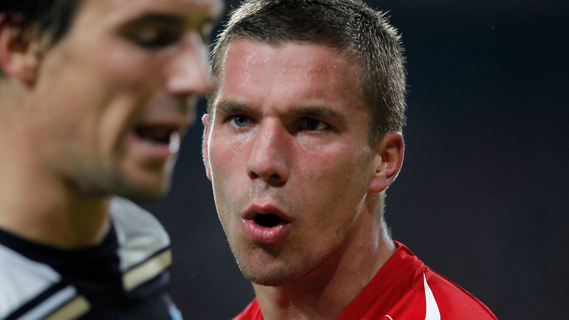 "Wenn sich aber jeder auf seine Aufgabe konzentriert und so eine Leistung wie heute zeigt, kommen wir ganz schnell da unten raus": Lukas Podolski.