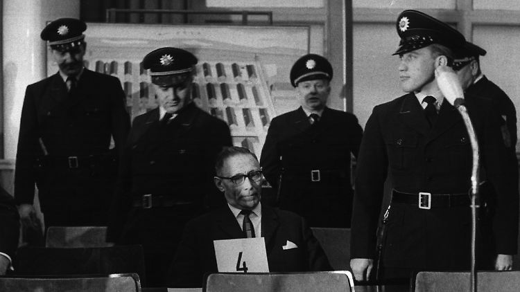 Er galt als einer der schlimmsten Sadisten des Lagers: Wilhelm Boger (Mitte) hängte Häftlinge kopfüber an einer Schaukel auf.