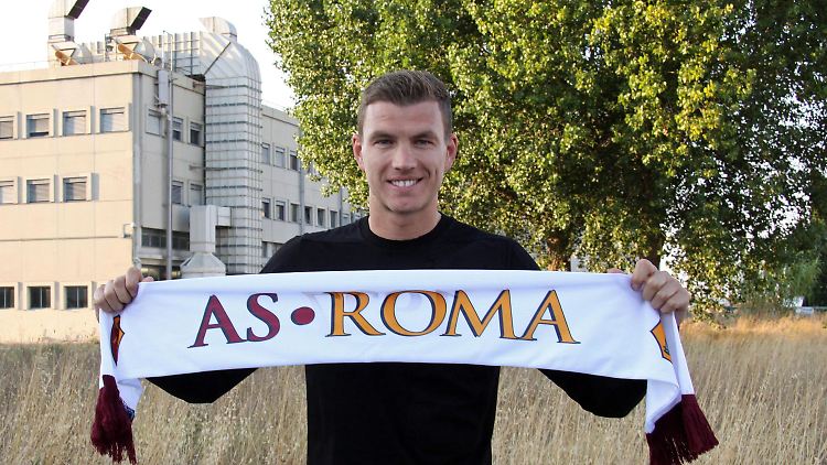 Bei Edin Dzeko geht der Modetrend eindeutig zum Roma-Schal.