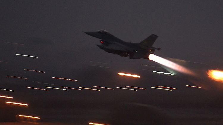 Ein F-16 Kampfjet hebt in Incirlik ab. Ziel: Syrien. 