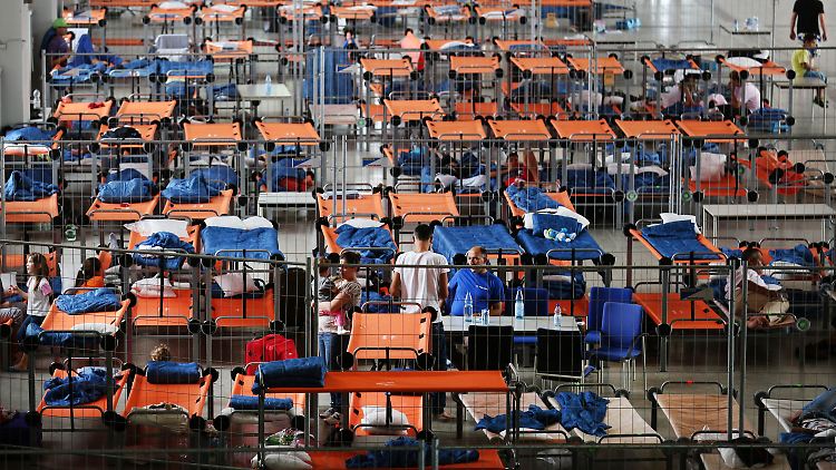 Mit der Ausstattung und dem Bau von Flüchtlingsunterkünften machen die Unternehmen Umsätze in Millionenhöhe.
