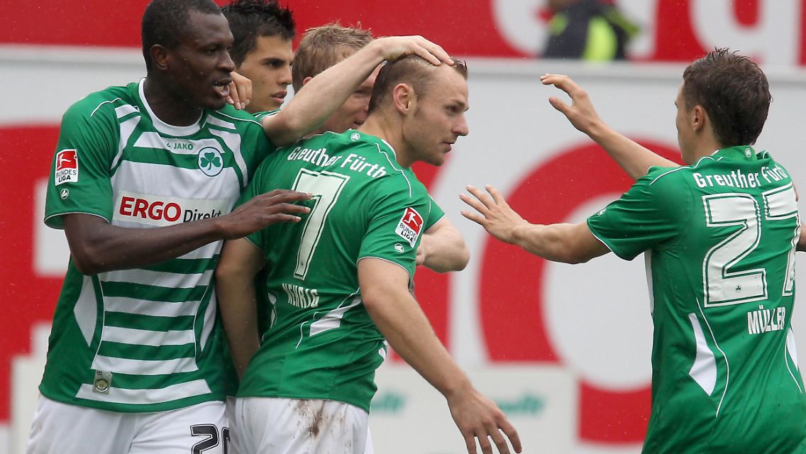 Elfmeterschütze: Der Fürther Bernd Nehrig, Mitte, jubelt mit seinen Kollegen über seinen Treffer zum 1:0.