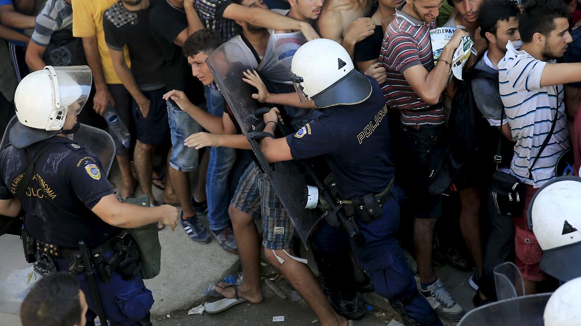 Immer wieder kommt es zu Handgreiflichkeiten. Die Polizei versucht gewaltsam, Ordnung herzustellen.