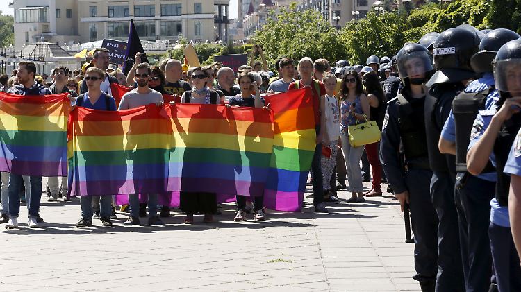 Anfang Juni in Kiew: Mit großem Polizeiaufgebot versuchen die Behörden, die LGBT-Demo vor gewaltbereiten Störern zu schützen.